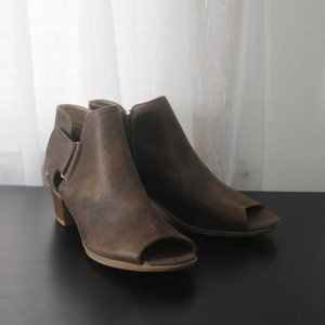 Open toe Gloria vanderbilt booties
